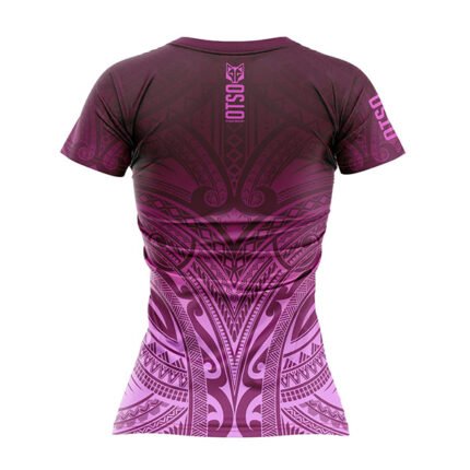 Camiseta de manga corta para mujer con un moderno diseño inspirado en la cultura Maori.
