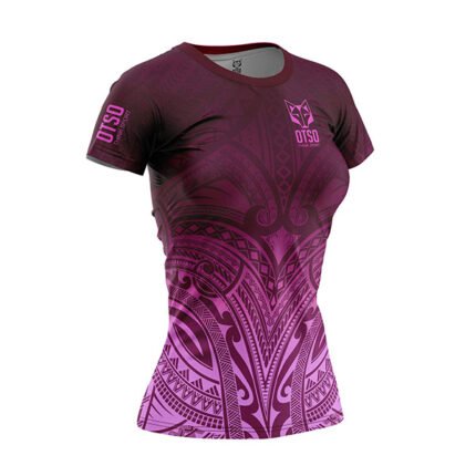 Camiseta de manga corta para mujer con un moderno diseño inspirado en la cultura Maori.