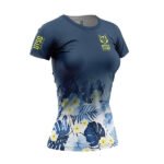 La Camiseta de Manga Corta Mujer – Spring Dark de OTSO es una prenda deportiva diseñada para ofrecer el máximo confort y rendimiento durante actividades físicas exigentes.