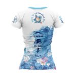 La Camiseta de Manga Corta Mujer – Swim Bike Run Wave presenta un diseño dinámico y colorido.