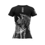 Atrévete a destacar con la Camiseta de Manga Corta Mujer – Zebra de OTSO , un diseño audaz en blanco y negro