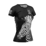 Atrévete a destacar con la Camiseta de Manga Corta Mujer – Zebra de OTSO , un diseño audaz en blanco y negro