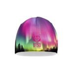 Un gorro que envuelve en calidez y estilo, perfecto para quienes desean llevar consigo la esencia de una noche iluminada por auroras.