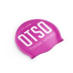 El Gorro Fluo Pink & White de OTSO es una opción ideal para nadadores que buscan una combinación de comodidad, estilo y rendimiento en el agua.
