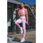 Un legging que combina belleza y funcionalidad, ideal para quienes buscan un estilo refinado sin renunciar a la comodidad.