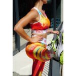 Un legging que combina comodidad, funcionalidad y estilo, ideal para quienes buscan expresarse con colores y energía en cada movimiento.