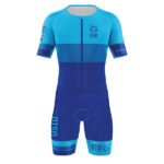 MONO DE TRIATLON CON COMBINACIÓN DE COLORES DE LA GAMA DEL AZUL.