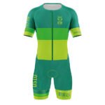 MONO DE TRIATLON CON COMBINACIÓN DE COLORES DE LA GAMA DEL VERDE.