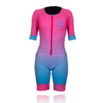 MONO DE TRIATLON CON COMBINACIÓN DE COLORES ROSADOS Y CELESTES.