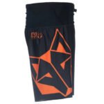 Con un diseño funcional y cómodo, la short men Black Orange - L es perfecta para deportes como correr, fútbol, ​​gimnasio o cualquier actividad que requiera un rango de movimiento amplio. Su estilo deportivo y el contraste de colores la hacen también adecuado para looks casuales de verano o salidas informales.