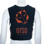 Esta mochila proporciona no solo funcionalidad y comodidad en cada carrera, sino también un diseño audaz que inspira confianza en cada sendero.