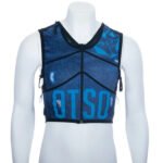 Esta mochila no solo ofrece funcionalidad y comodidad en cada carrera, sino también un estilo versátil y moderno que te permite afrontar cualquier desafío con confianza.