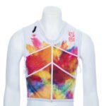 Esta mochila no solo proporciona funcionalidad y comodidad, sino que también agrega un toque de color y dinamismo a tu aventura, permitiéndote destacar en cada paso del sendero.