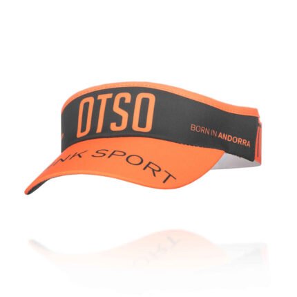 Una visera funcional y estilizada que ofrece protección solar y un estilo deportivo inconfundible.