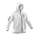 Esta chaqueta no solo brinda protección efectiva contra el clima, sino que también aporta un toque de estilo minimalista y versátil para quienes buscan mantenerse secos sin sacrificar la elegancia.