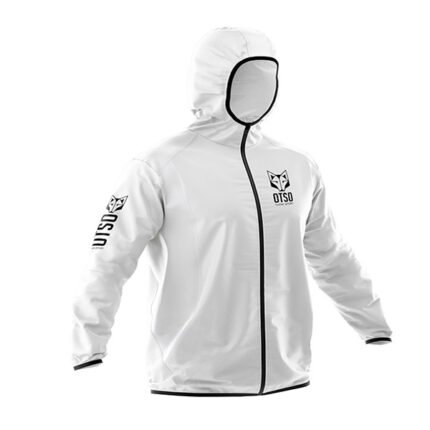 Esta chaqueta no solo brinda protección efectiva contra el clima, sino que también aporta un toque de estilo minimalista y versátil para quienes buscan mantenerse secos sin sacrificar la elegancia.