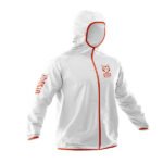 Esta chaqueta no solo protege eficazmente contra el clima, sino que también añade un estilo dinámico y seguro para quienes desean destacarse incluso en días grises.