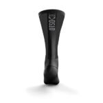 Los calcetines Ultra Light en color Black & Silver Grey combinan elegancia y funcionalidad con un diseño sobrio y moderno. La base en negro intenso, complementada con detalles en gris plateado, les da un aspecto profesional y versátil, perfecto para entrenamiento y competición. Están confeccionados con un tejido ultraligero y técnico que maximiza la ventilación, permitiendo mantener los pies frescos incluso en condiciones de alta exigencia. El material de alta calidad garantiza un secado rápido y un ajuste preciso que se adapta cómodamente al pie.