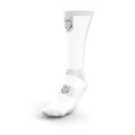 os calcetines Ultra Light para mujer en color Pure White & Silver Grey presentan un diseño limpio y moderno, combinando el blanco puro con detalles en gris plateado para un toque elegante y deportivo. Están confeccionados con un material ultraligero que favorece la ventilación, manteniendo los pies frescos durante todo el entrenamiento o la competencia. El tejido técnico, que mezcla fibras de alta calidad, proporciona un ajuste perfecto y secado rápido, lo que los convierte en una opción ideal para el triatlón, donde el rendimiento y la comodidad son esenciales.