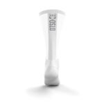 Los calcetines Ultra Light para mujer en color Pure White & Silver Grey presentan un diseño limpio y moderno, combinando el blanco puro con detalles en gris plateado para un toque elegante y deportivo. Están confeccionados con un material ultraligero que favorece la ventilación, manteniendo los pies frescos durante todo el entrenamiento o la competencia. El tejido técnico, que mezcla fibras de alta calidad, proporciona un ajuste perfecto y secado rápido, lo que los convierte en una opción ideal para el triatlón, donde el rendimiento y la comodidad son esenciales.