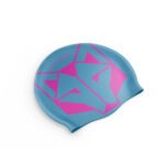 La gorra de natación en tonos Light Blue & Fluo Pink combina un estilo vibrante con funcionalidad. El fondo azul claro es complementado con detalles en fucsia fluorescente, creando un diseño llamativo que asegura visibilidad tanto en piscina como en aguas abiertas. Fabricada con silicona de alta calidad, esta gorra ofrece resistencia al desgaste y una elasticidad óptima, garantizando un ajuste perfecto sin deformarse con el uso continuo. Su material es hipoalergénico y resistente al cloro, ideal para entrenamientos y competencias.