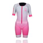El mono de triatlón para mujer en color blanco y fucsia fluorescente destaca por su diseño vibrante y moderno. Con una base blanca, sus detalles en fucsia fluorescente en los laterales y costuras ofrecen un contraste dinámico, asegurando alta visibilidad en la competencia. Está confeccionado con un tejido técnico de alta calidad que proporciona una excelente transpirabilidad y un secado rápido, lo que lo hace perfecto para las tres disciplinas del triatlón. Su material ligero y flexible optimiza la comodidad, permitiendo movimientos sin restricciones durante la natación, ciclismo y carrera.